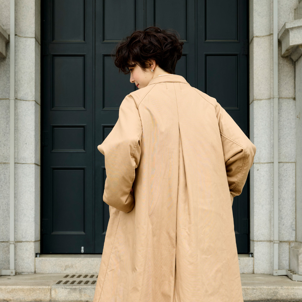 オックス ラグランパデットコート　コートを着た女性の正面