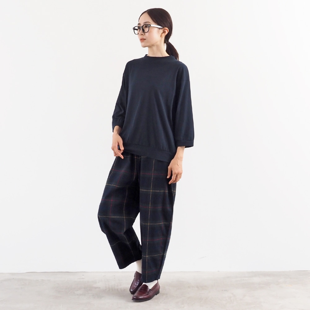 110/2サイロプレミアム コンパクトT7分袖　Tシャツを着た女性の全身