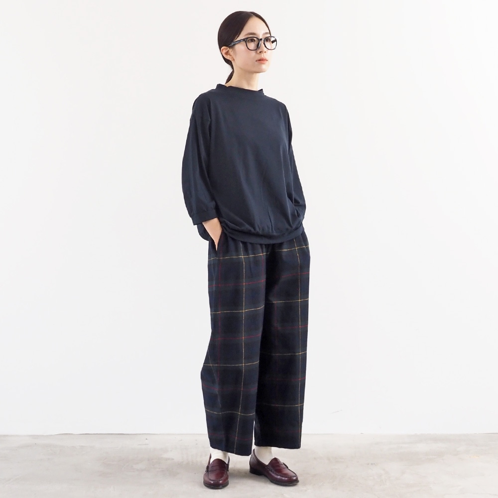 110/2サイロプレミアム コンパクトT7分袖　Tシャツを着た女性の全身