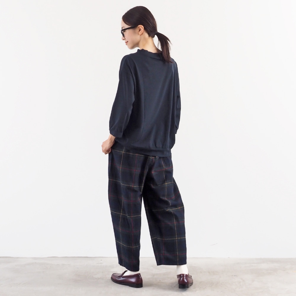 110/2サイロプレミアム コンパクトT7分袖　Tシャツを着た女性の全身
