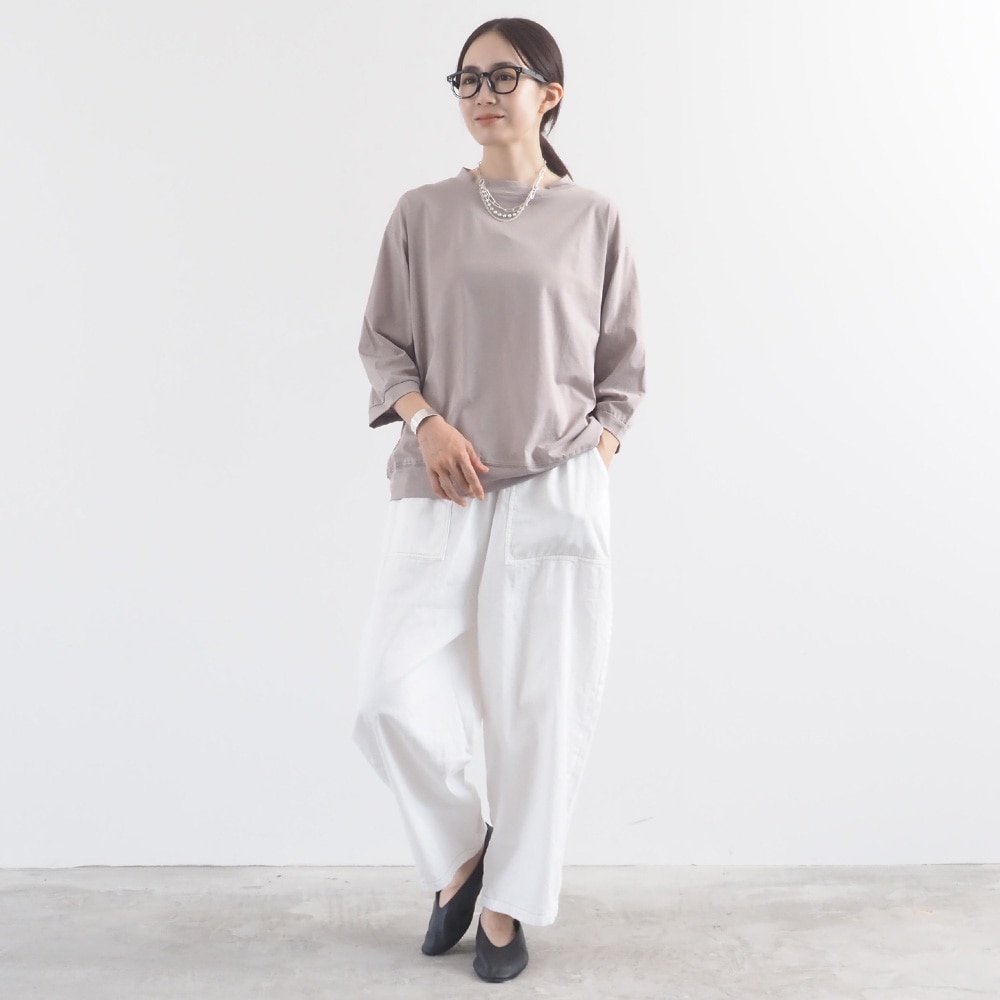 110/2サイロプレミアム コンパクトT7分袖　Tシャツを着た女性の全身