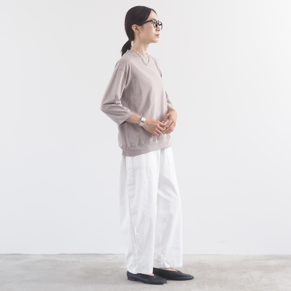 110/2サイロプレミアム コンパクトT7分袖　Tシャツを着た女性の全身