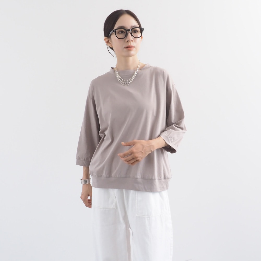 110/2サイロプレミアム コンパクトT7分袖　Tシャツを着た女性の全身