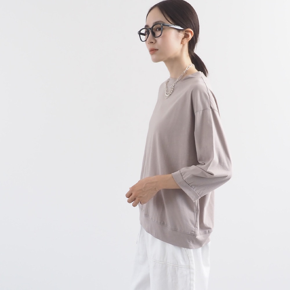 110/2サイロプレミアム コンパクトT7分袖　Tシャツを着た女性の正面