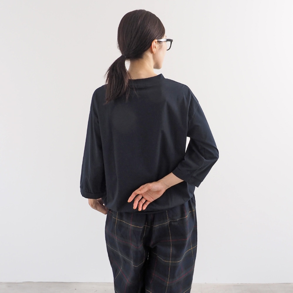 110/2サイロプレミアム コンパクトT7分袖　Tシャツを着た女性の正面