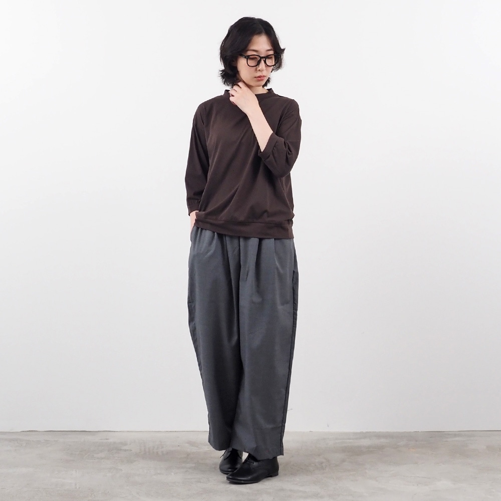 110/2サイロプレミアム コンパクトT7分袖 Tシャツを着た女性の全身