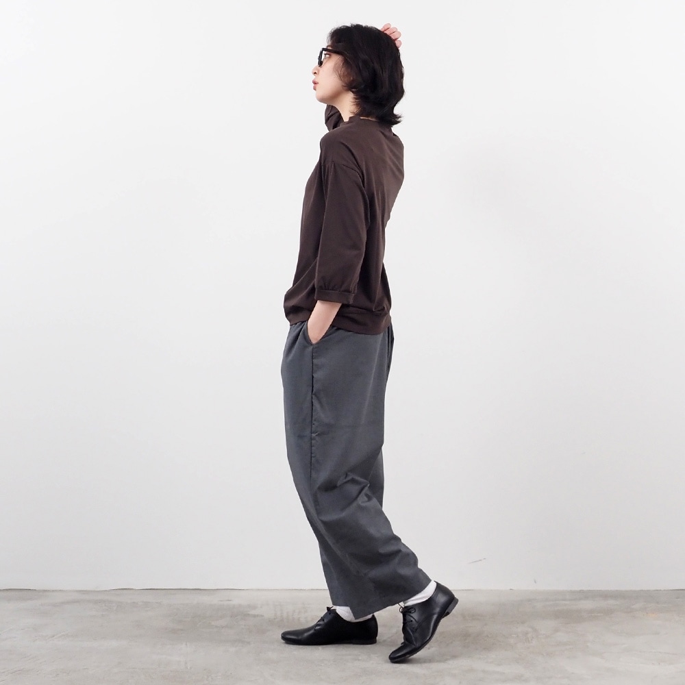 110/2サイロプレミアム コンパクトT7分袖 Tシャツを着た女性の全身