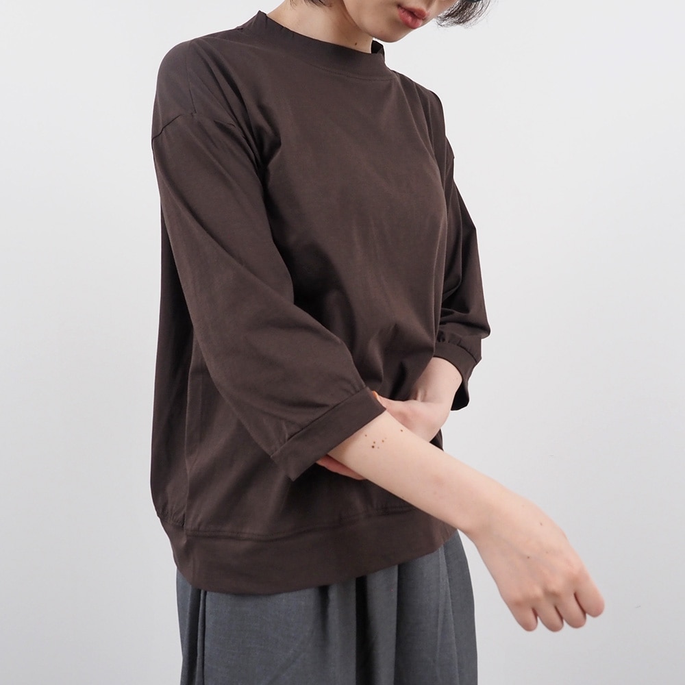 110/2サイロプレミアム コンパクトT7分袖 Tシャツを着た女性の正面