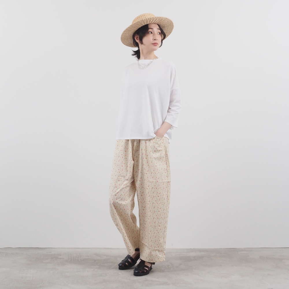 110/2サイロプレミアム ワイドT7分袖　プルオーバーを着た女性の全身