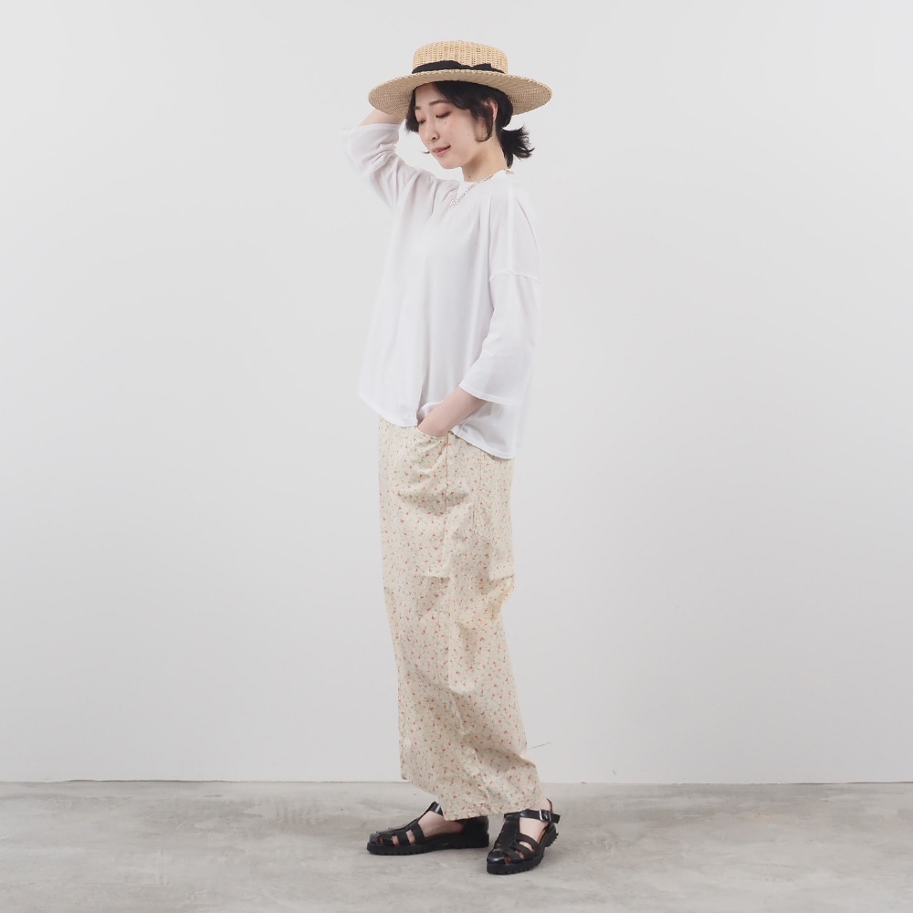 110/2サイロプレミアム ワイドT7分袖　プルオーバーを着た女性の全身