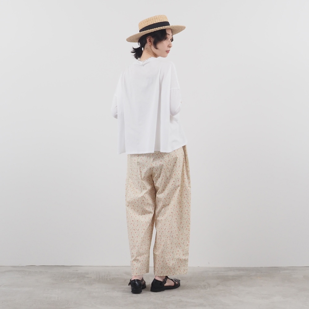 110/2サイロプレミアム ワイドT7分袖　プルオーバーを着た女性の全身