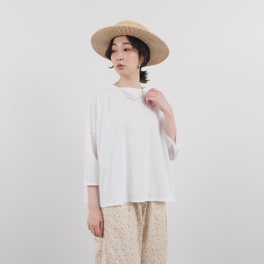 110/2サイロプレミアム ワイドT7分袖　プルオーバーを着た女性の全身