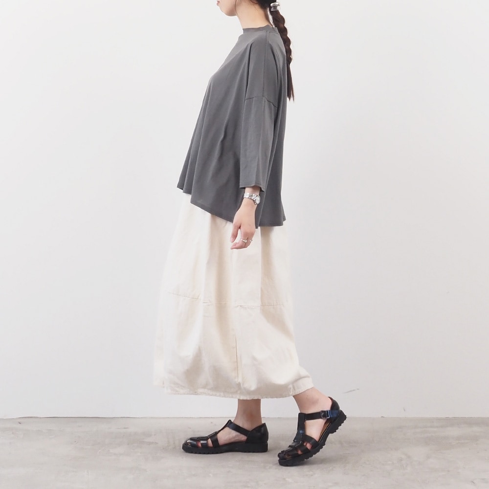 110/2サイロプレミアム ワイドT7分袖　プルオーバーを着た女性の全身