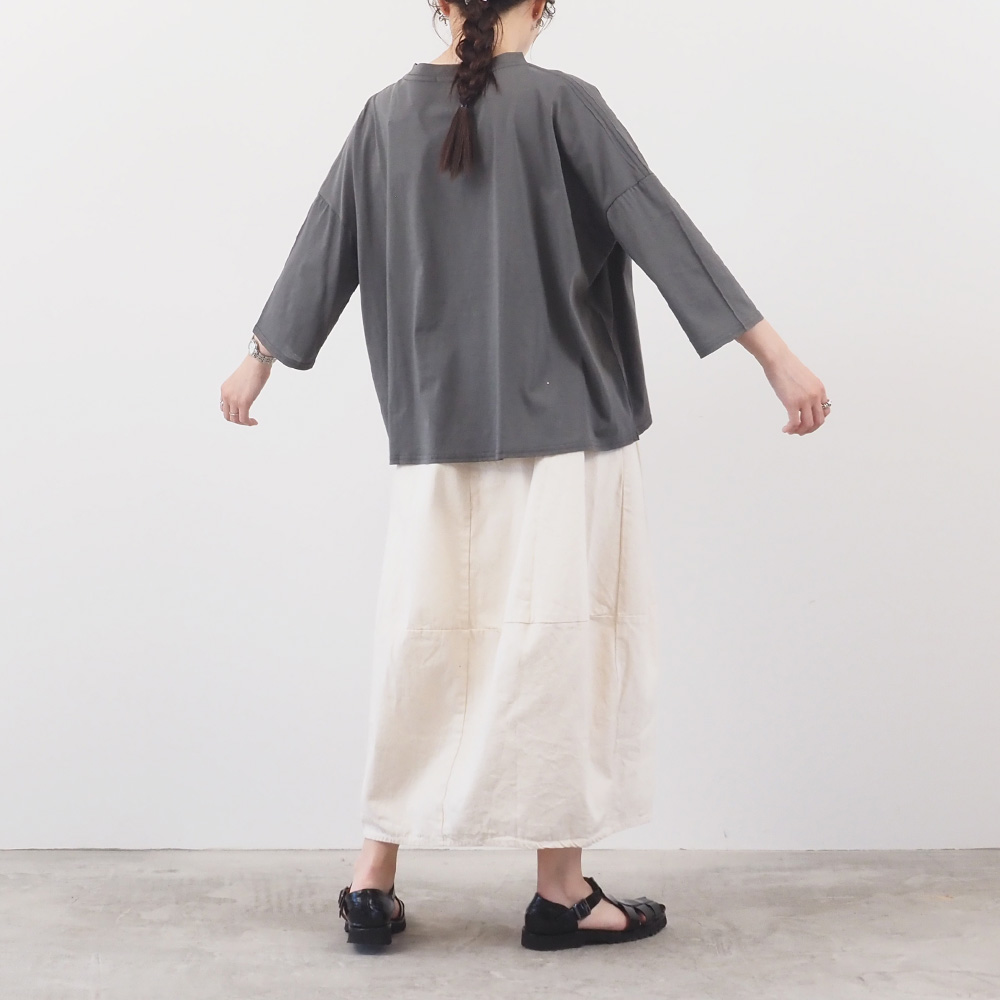 110/2サイロプレミアム ワイドT7分袖　プルオーバーを着た女性の全身