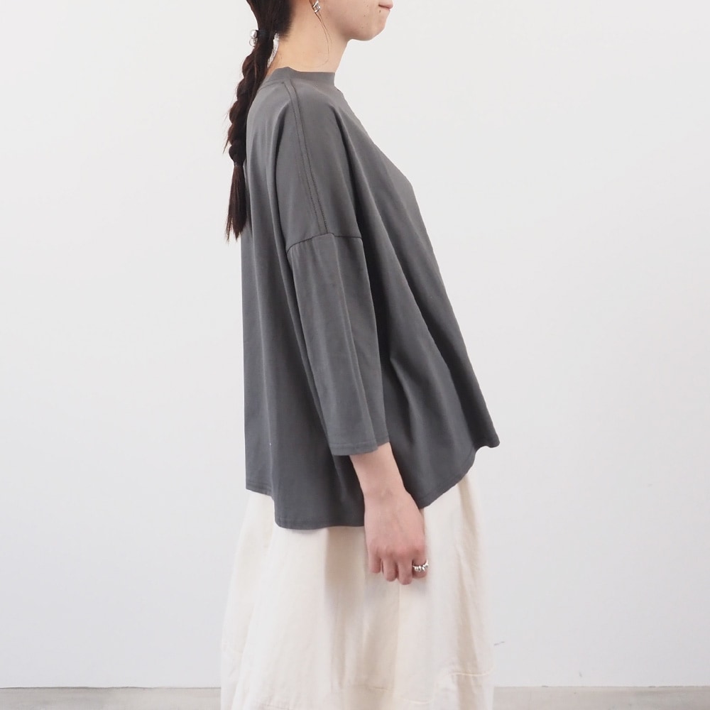 110/2サイロプレミアム ワイドT7分袖　プルオーバーを着た女性の全身