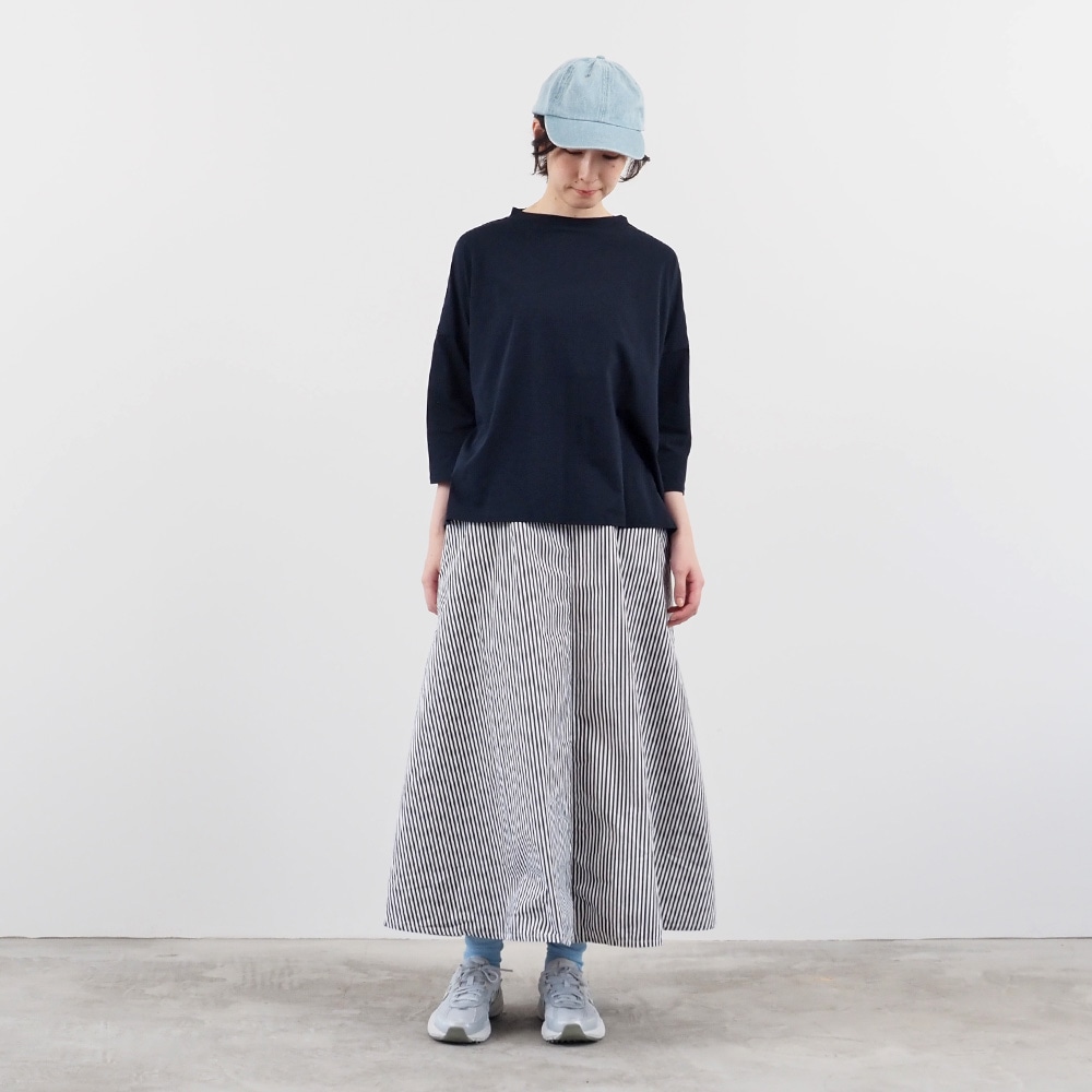 110/2サイロプレミアム ワイドT7分袖　プルオーバーを着た女性の全身