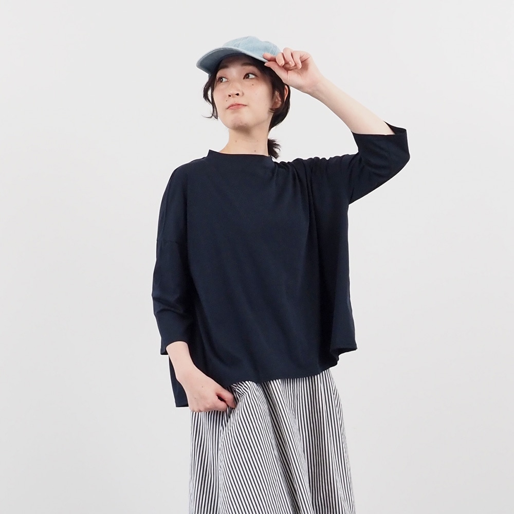 110/2サイロプレミアム ワイドT7分袖　プルオーバーを着た女性の正面