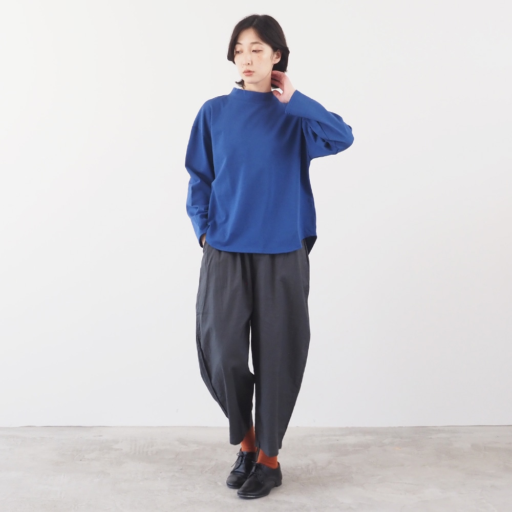 デラヴェジャージ モックネックシャツ　Tシャツを着た女性の全身