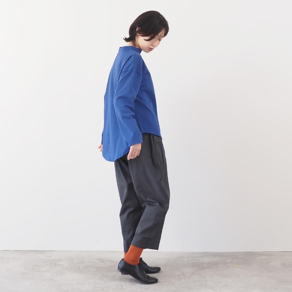 デラヴェジャージ モックネックシャツ　Tシャツを着た女性の全身