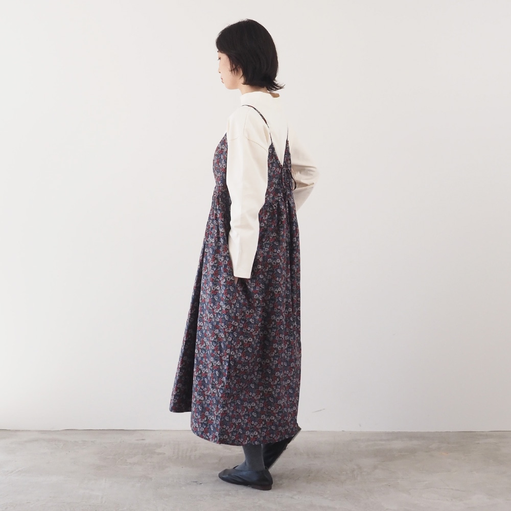 デラヴェジャージ モックネックシャツ　Tシャツを着た女性の全身