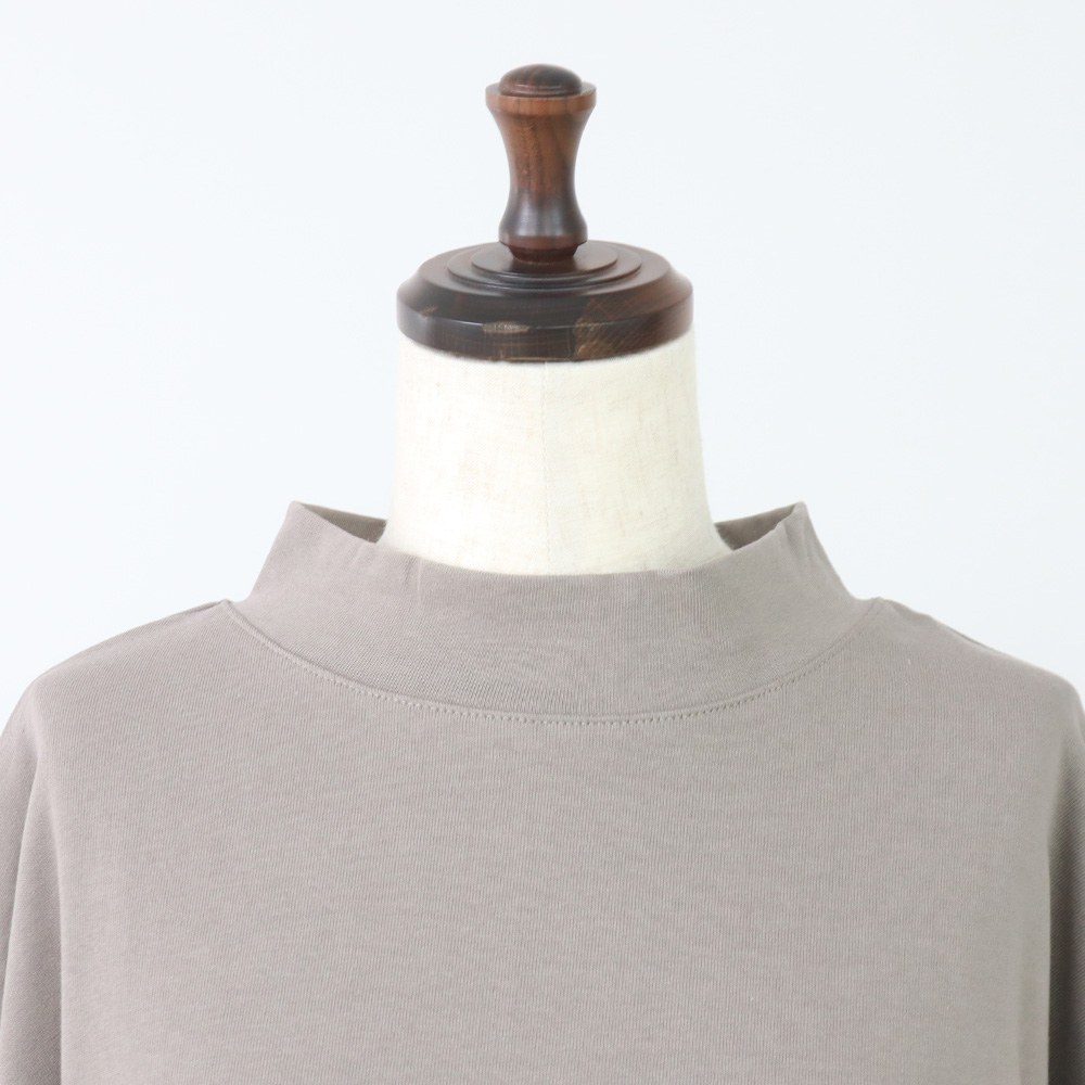デラヴェジャージ モックネックシャツ　Tシャツの正面ディティール