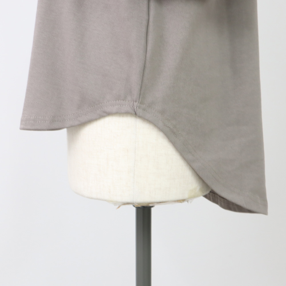 デラヴェジャージ モックネックシャツ　Tシャツの正面ディティール