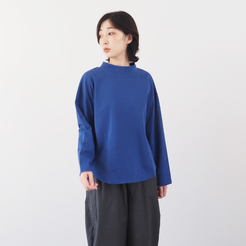 デラヴェジャージ モックネックシャツ　Tシャツを着た女性の正面