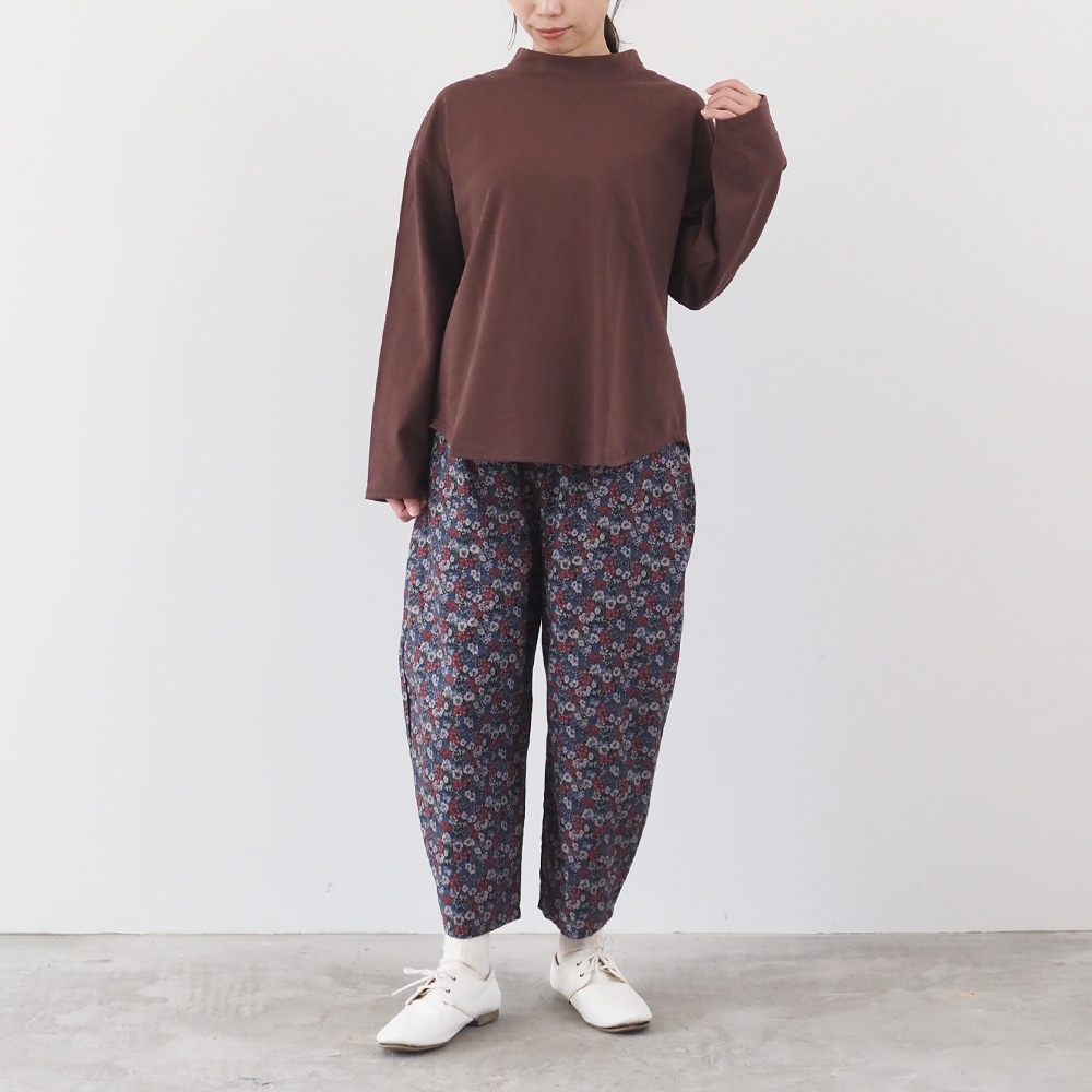 デラヴェジャージ モックネックシャツ　Tシャツを着た女性の全身