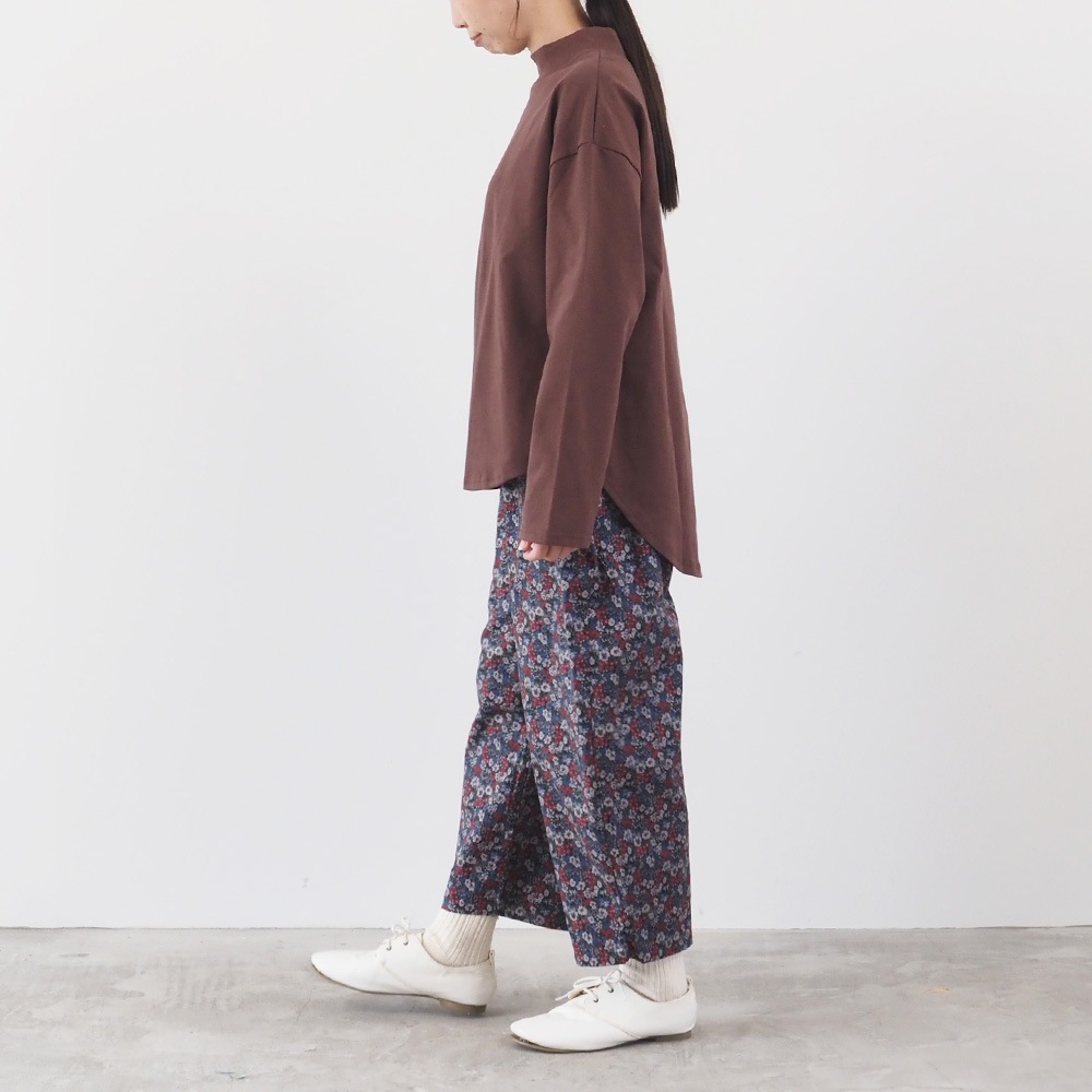 デラヴェジャージ モックネックシャツ　Tシャツを着た女性の全身