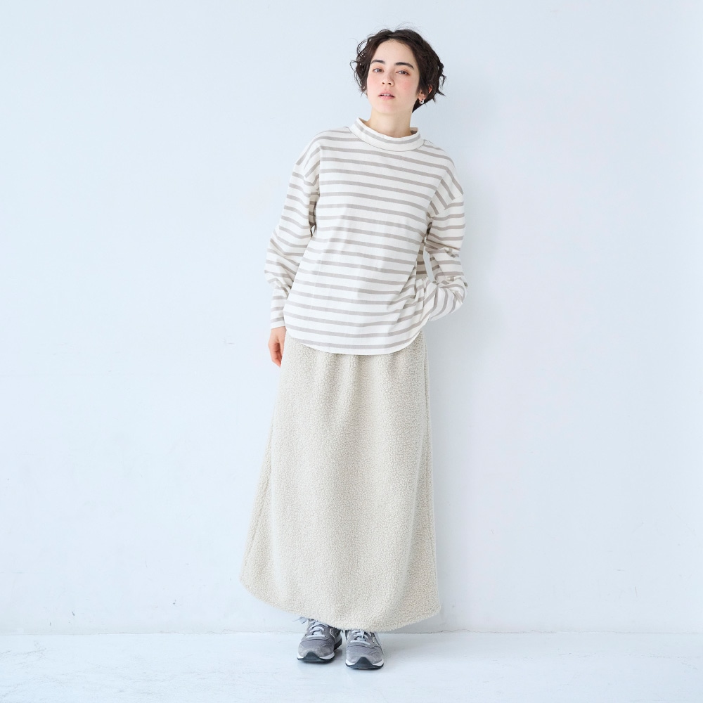 デラヴェボーダー モックネックシャツ　Tシャツを着た女性の全身