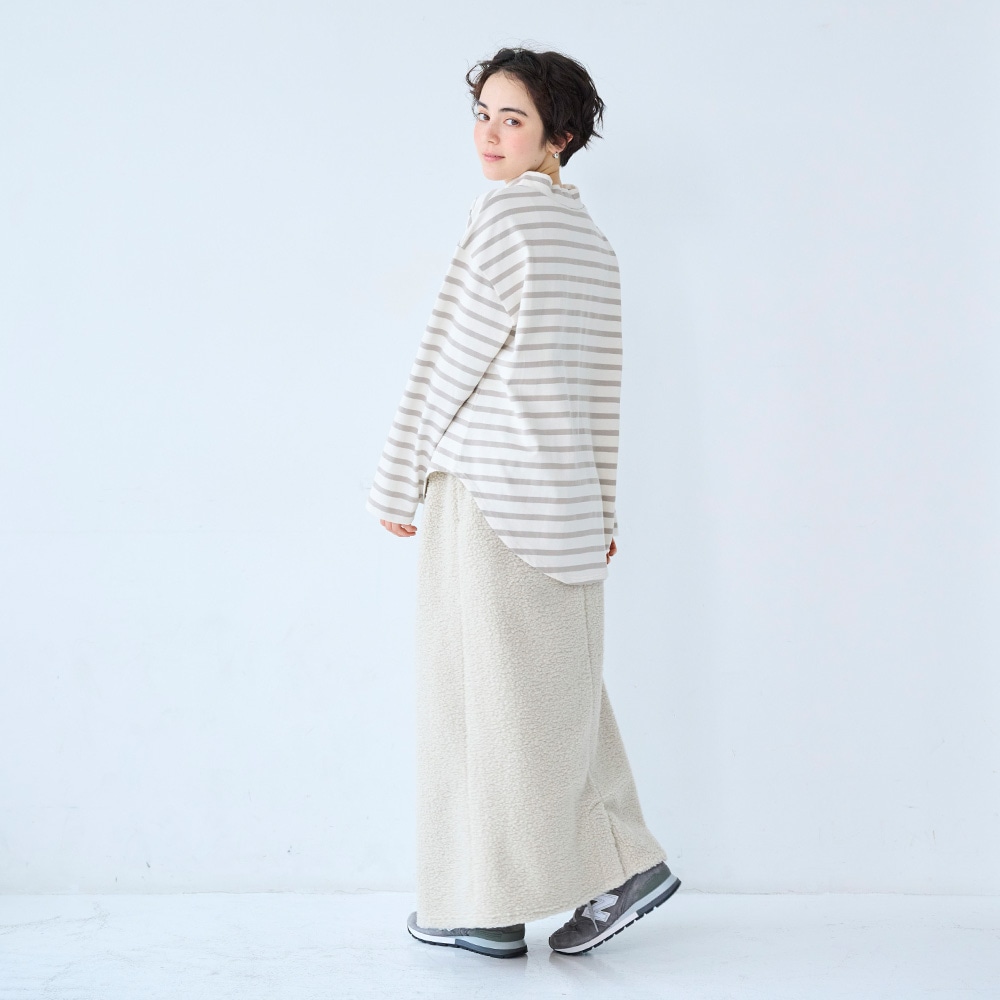 デラヴェボーダー モックネックシャツ　Tシャツを着た女性の全身