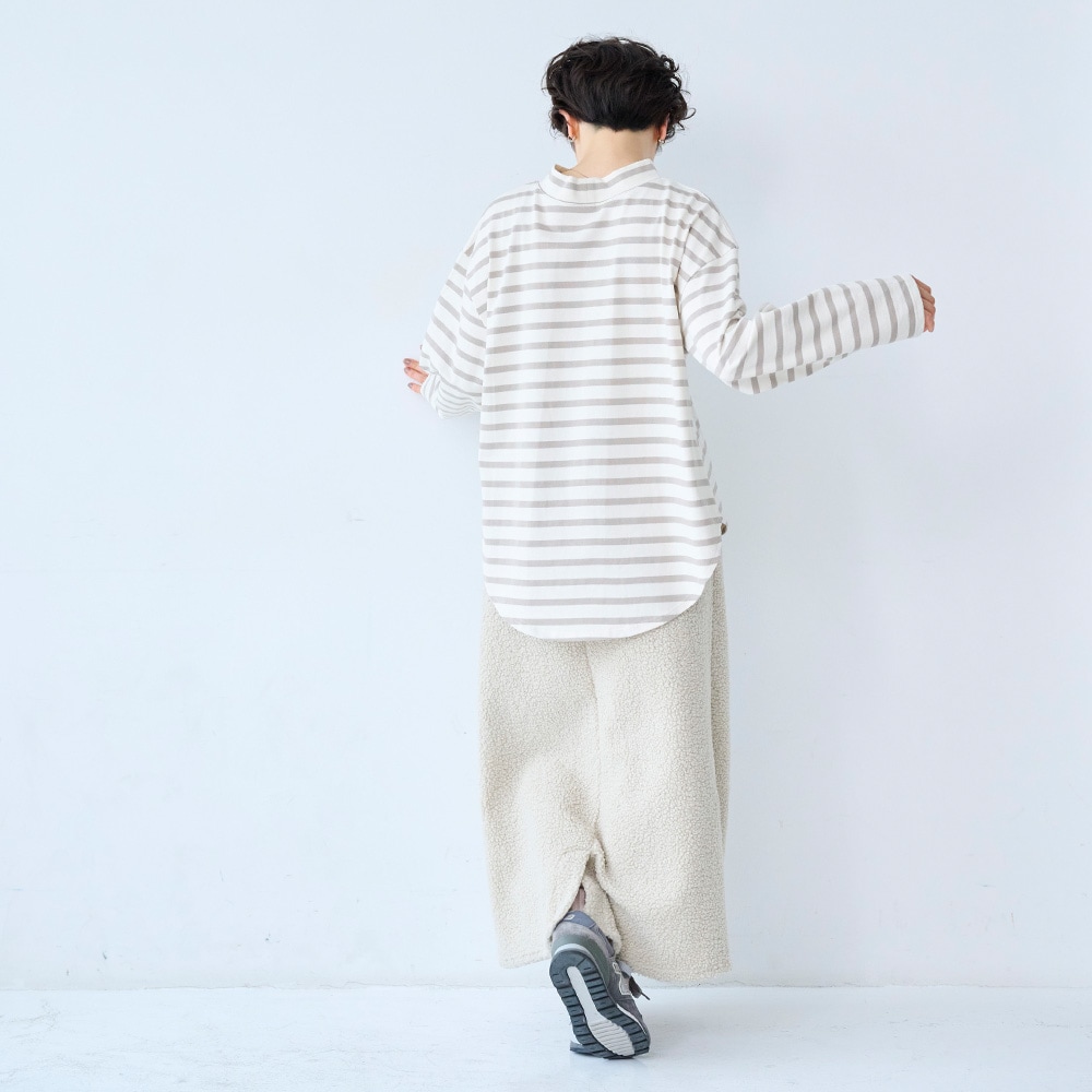 デラヴェボーダー モックネックシャツ　Tシャツを着た女性の全身