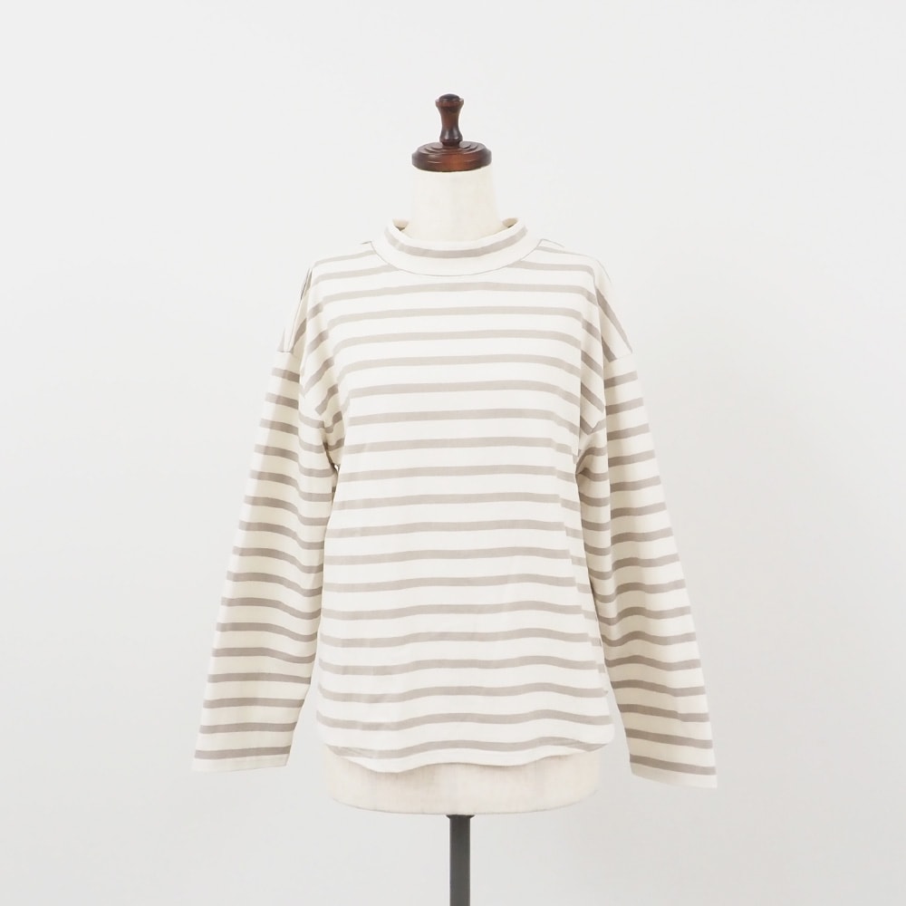 デラヴェボーダー モックネックシャツ　Tシャツの正面ディティール