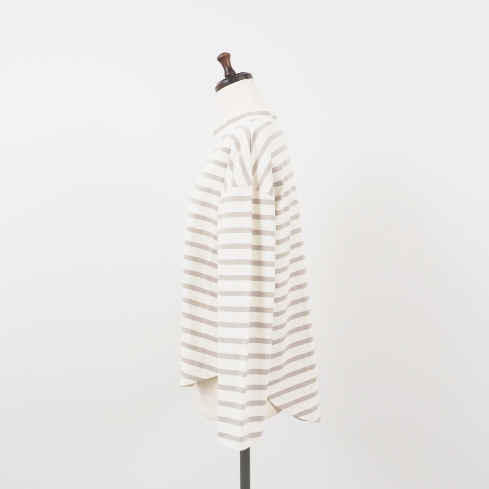 デラヴェボーダー モックネックシャツ　Tシャツの正面ディティール