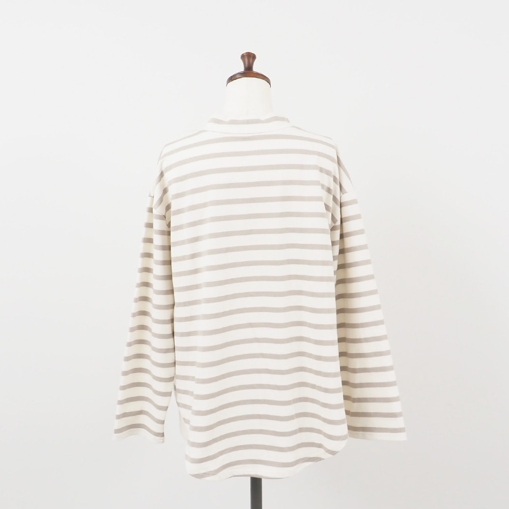 デラヴェボーダー モックネックシャツ　Tシャツの正面ディティール