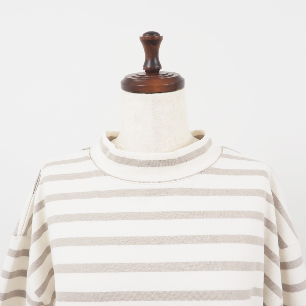 デラヴェボーダー モックネックシャツ　Tシャツの正面ディティール