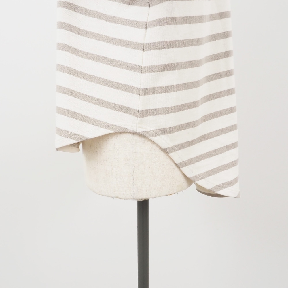 デラヴェボーダー モックネックシャツ　Tシャツの正面ディティール