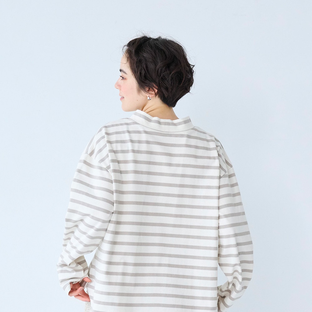 デラヴェボーダー モックネックシャツ　Tシャツを着た女性の正面