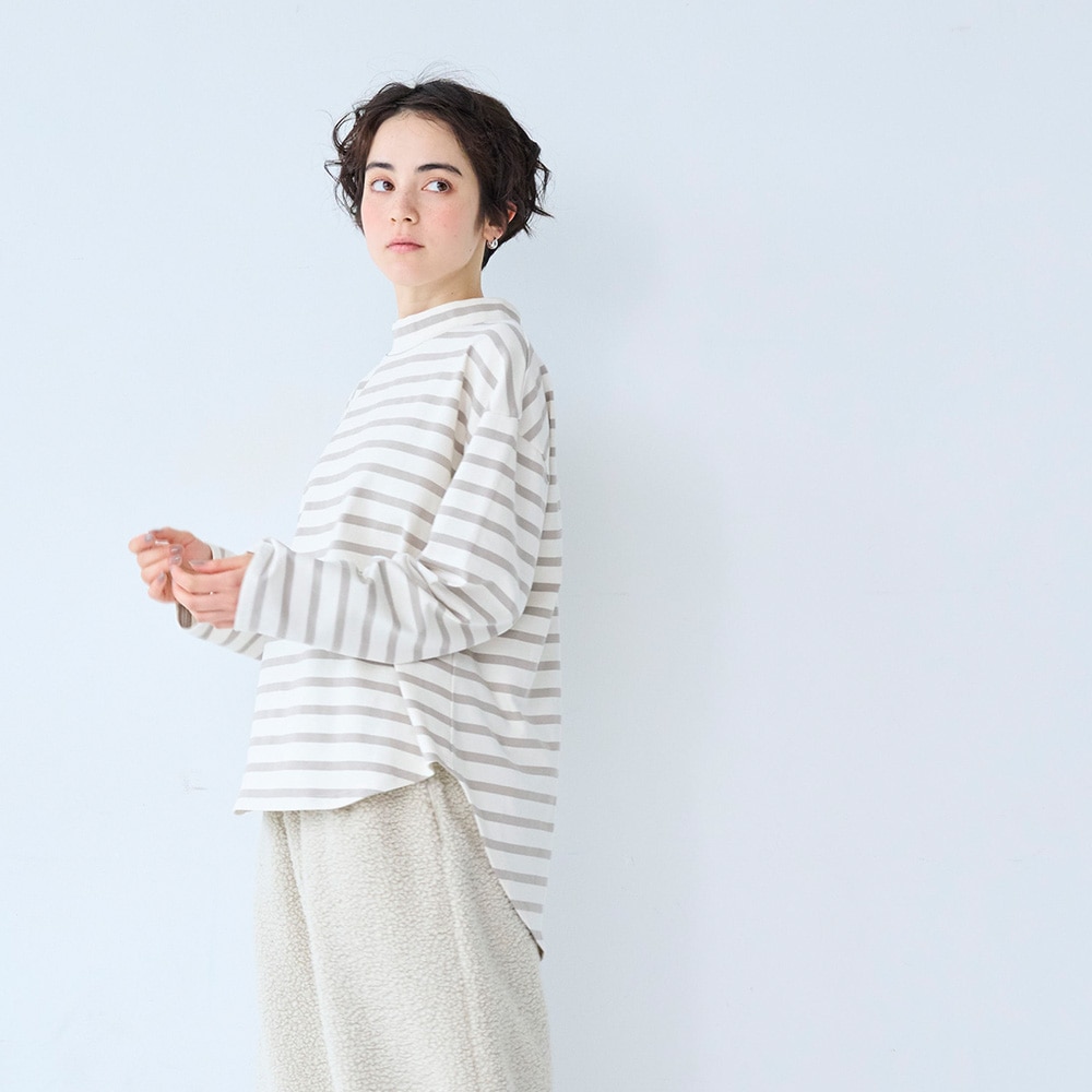 デラヴェボーダー モックネックシャツ　Tシャツを着た女性の正面