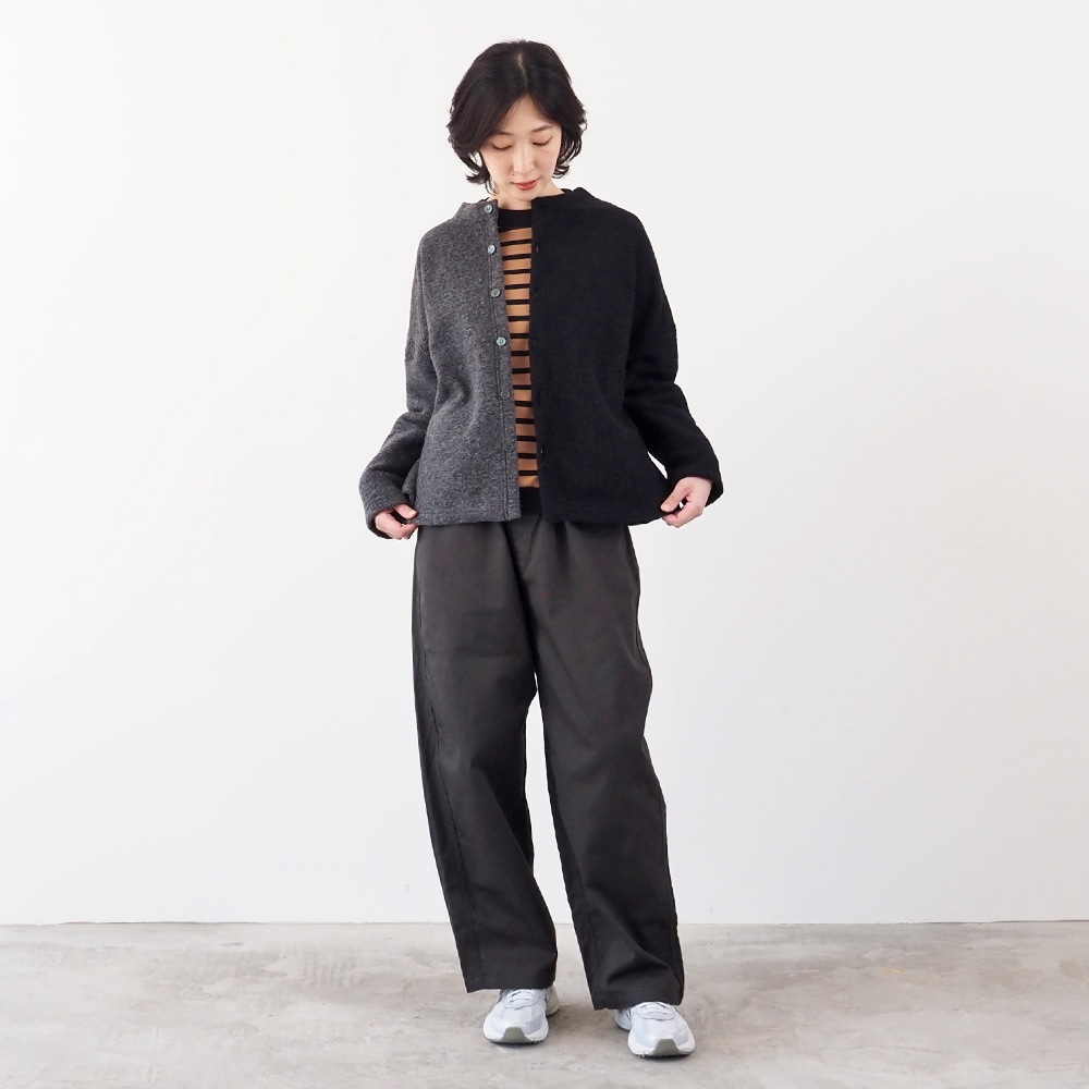 トラベルウールプレミア バイカラーカーディガン カーディガンを着た女性の全身