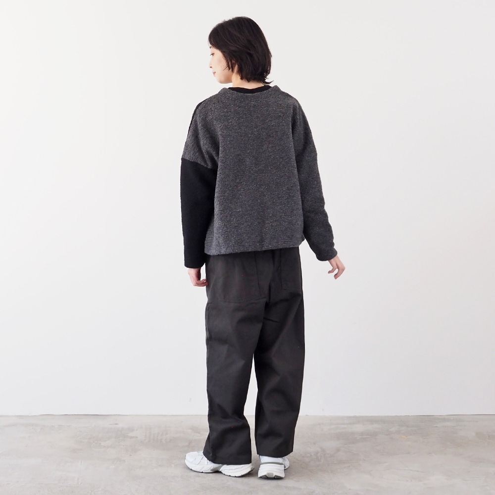 トラベルウールプレミア バイカラーカーディガン カーディガンを着た女性の全身