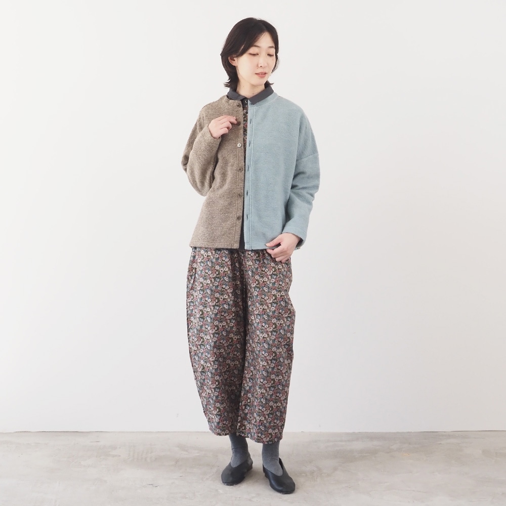 トラベルウールプレミア バイカラーカーディガン カーディガンを着た女性の全身