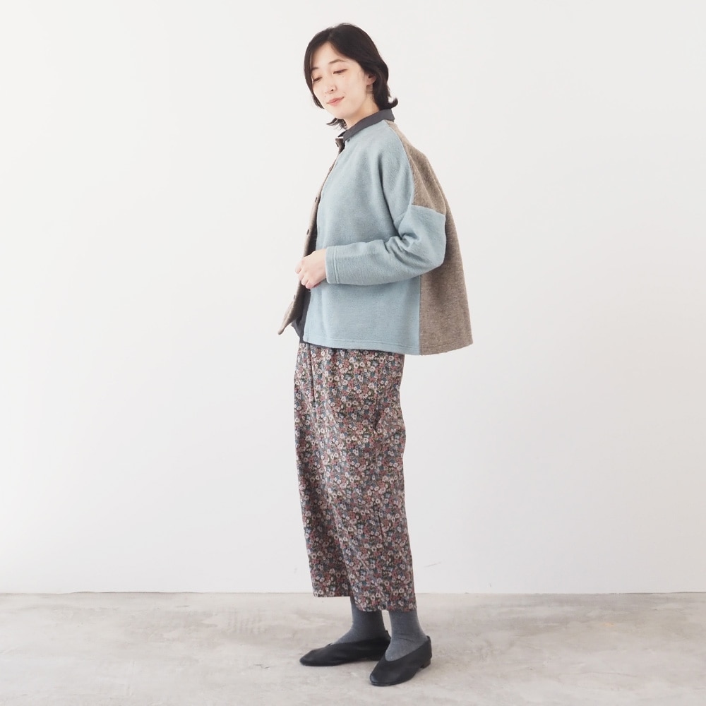 トラベルウールプレミア バイカラーカーディガン カーディガンを着た女性の全身