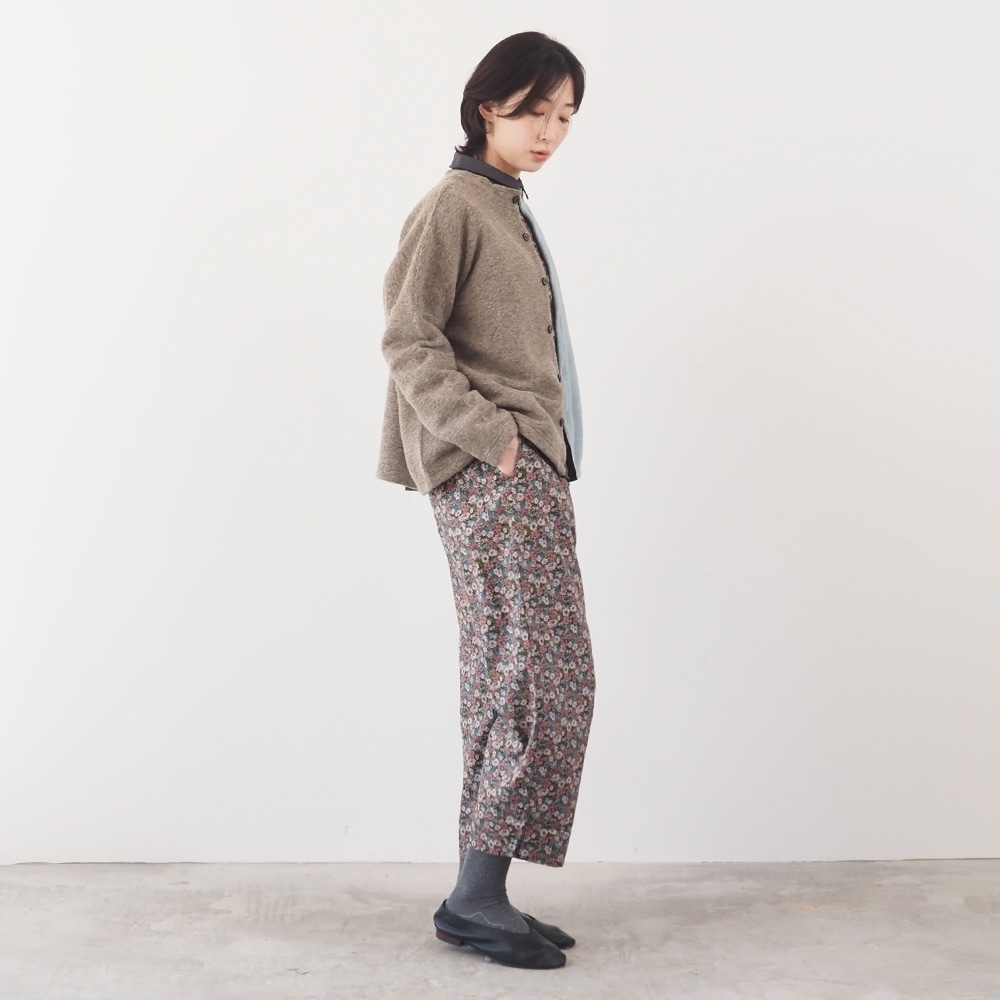 トラベルウールプレミア バイカラーカーディガン カーディガンを着た女性の全身