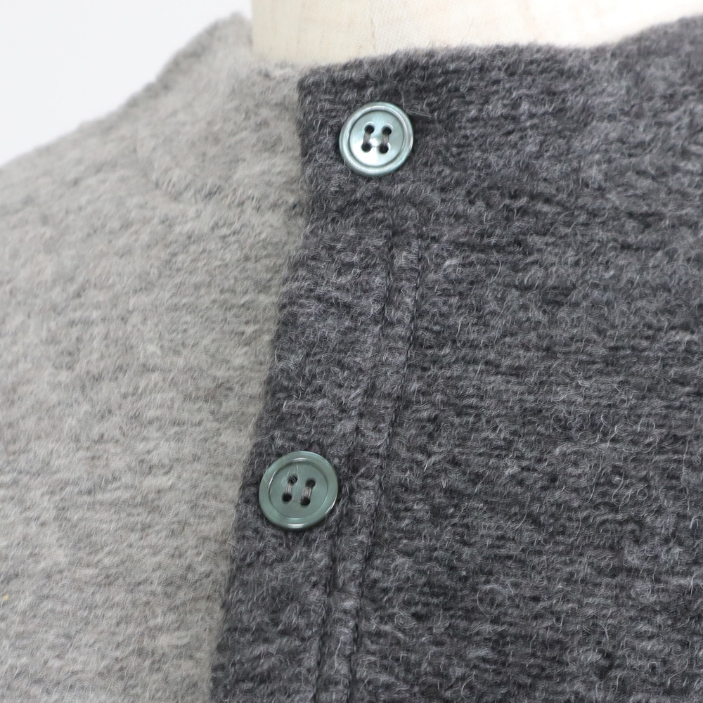 トラベルウールプレミア バイカラーカーディガン カーディガンの正面ディティール