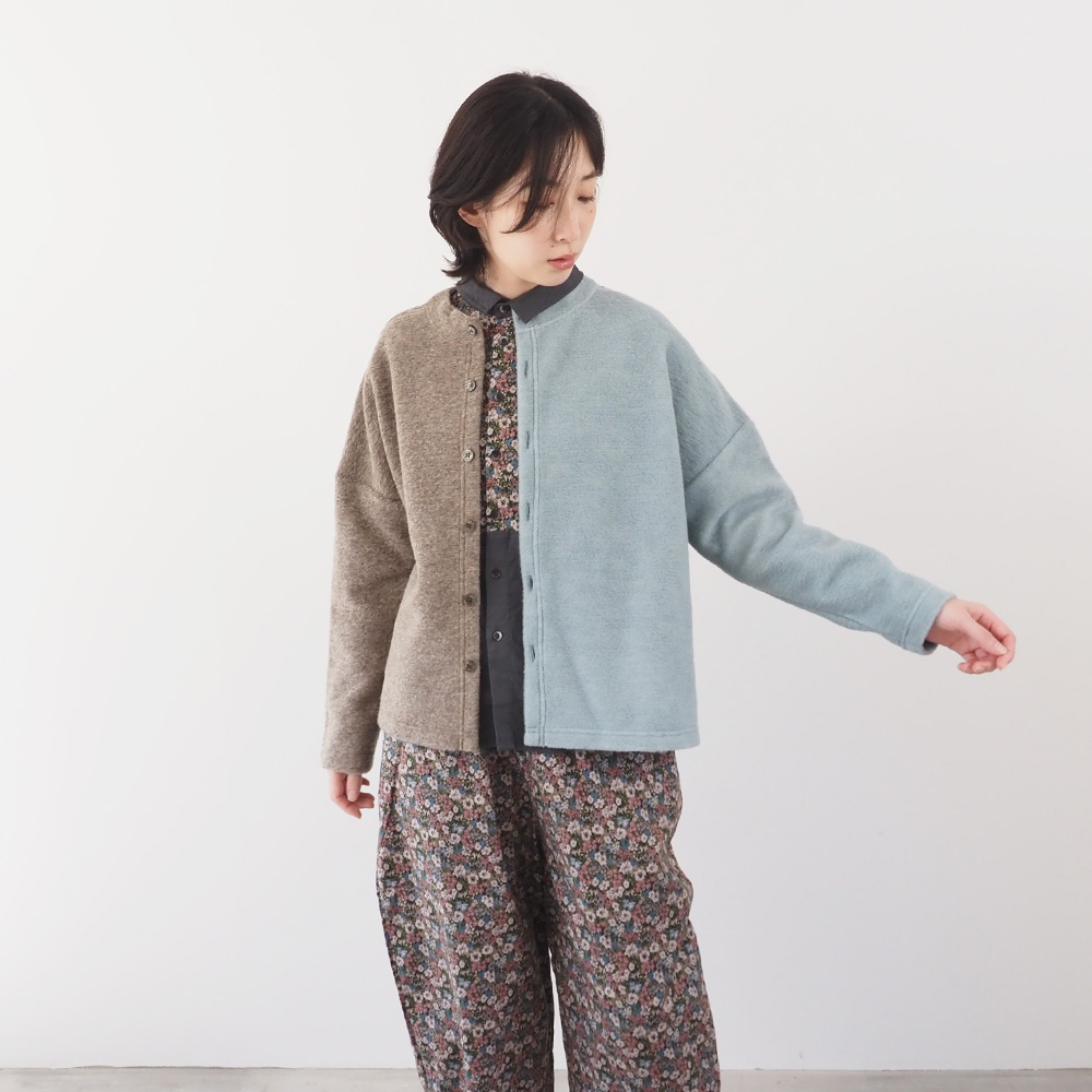 トラベルウールプレミア バイカラーカーディガン カーディガンを着た女性の正面