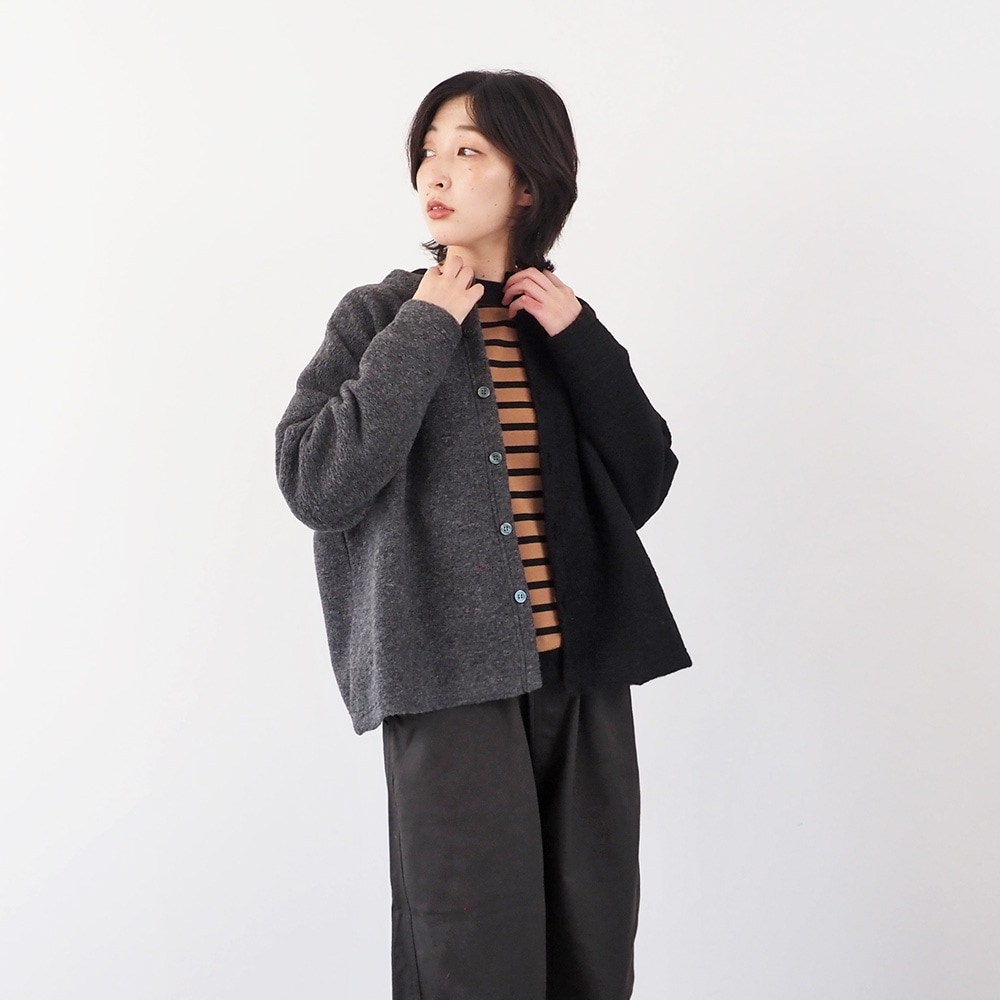 トラベルウールプレミア バイカラーカーディガン カーディガンを着た女性の正面