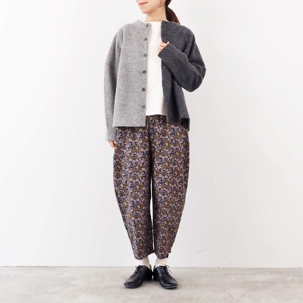 トラベルウールプレミア バイカラーカーディガン カーディガンを着た女性の全身