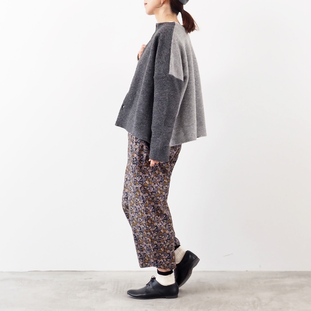 トラベルウールプレミア バイカラーカーディガン カーディガンを着た女性の全身