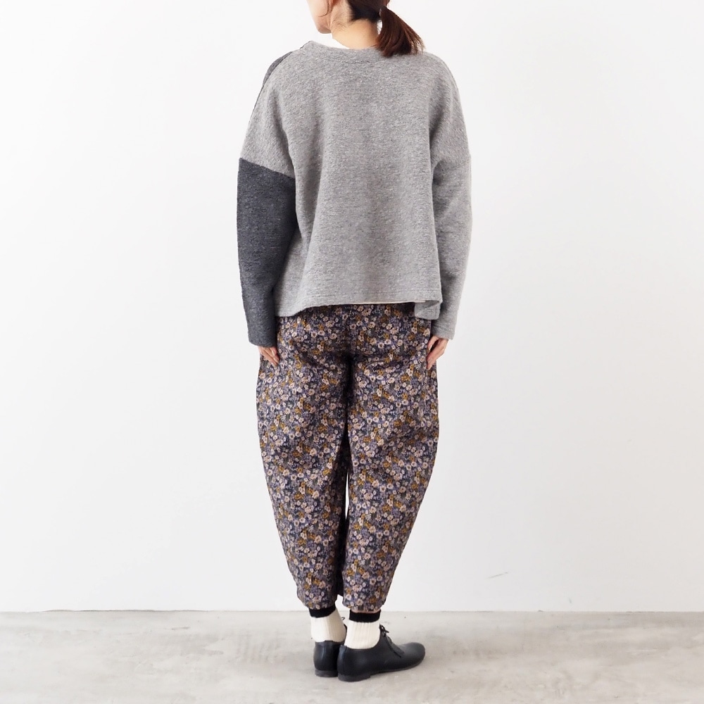 トラベルウールプレミア バイカラーカーディガン カーディガンを着た女性の全身